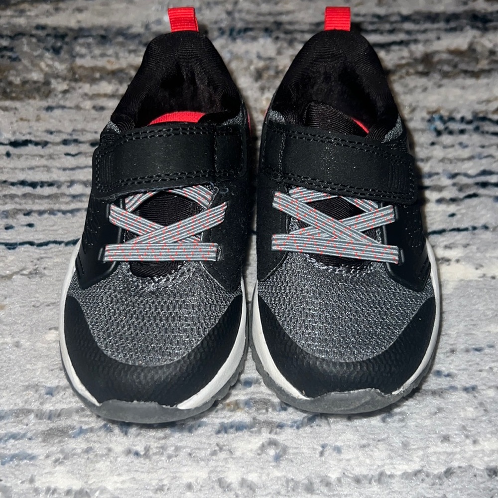 Toddler Ari Mesh Apparel Sneakers Black and Red -
Cat & Jack Size 6